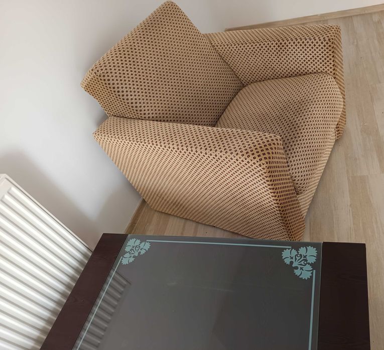 Set hol living 2Fotolii comode textil si masa pal cu sticla stare buna