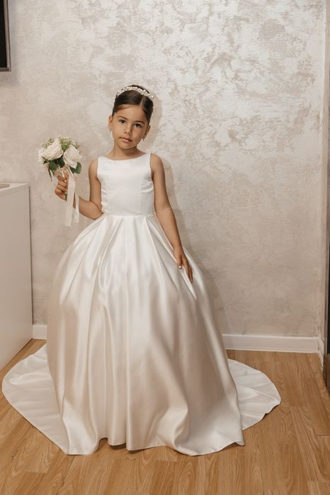 Rochie eleganta cu trena ,