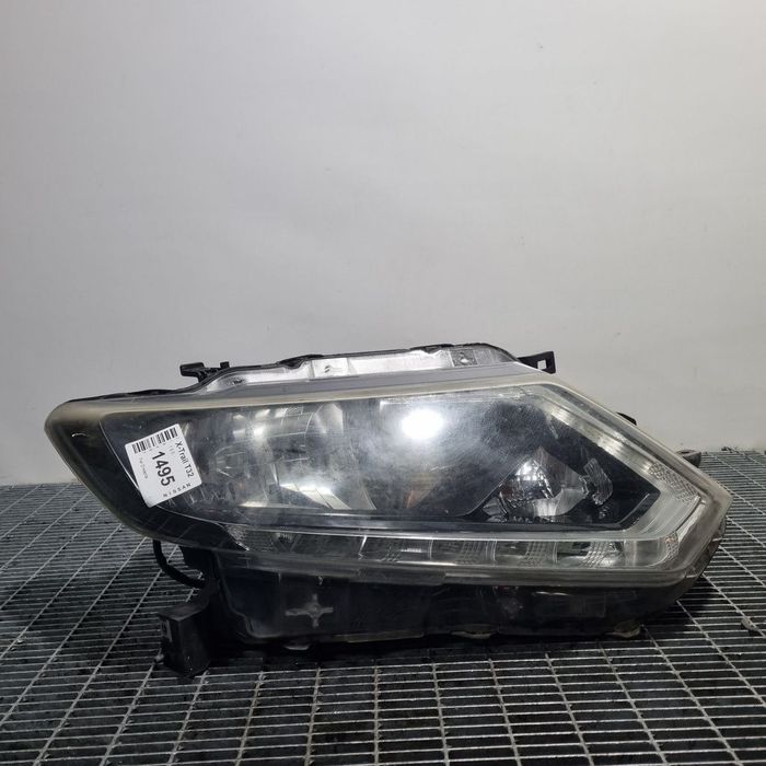 Far Dreapta Nissan X - Trail T32 2014 - 2017 SUV 4 Usi (1495) Fara xenon