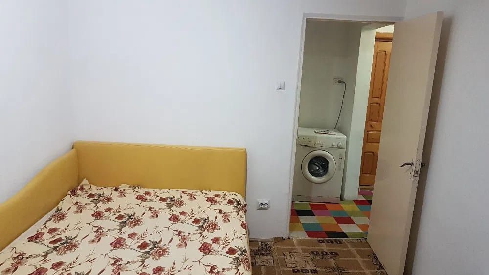 Vând apartament cu trei camere în Harsova