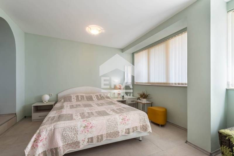 Четириетажна обзаведена къща за продажба, с двор, 4 гаража и морска па