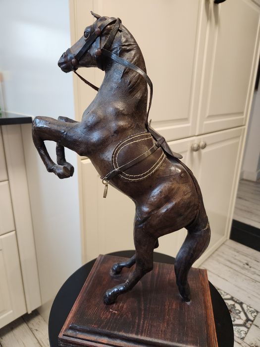 Винтидж кожена скулптура на конче