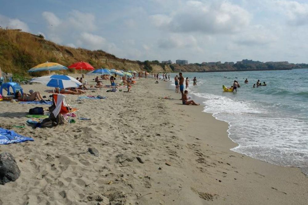 Под наем, дългосрочно, двустаен с изглед море и басейн