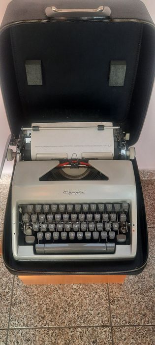 Mașină de scris Olympia impecabilă