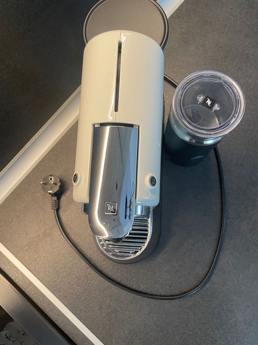 Кафе машина Nespresso Delonghi