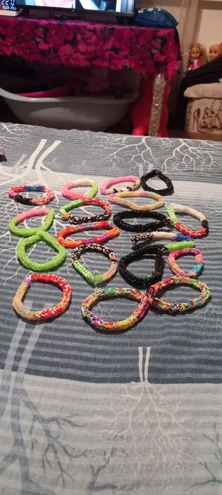 Плетени гривни на ръка от ластички в различни разцветки