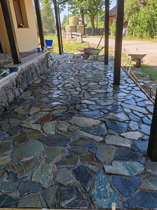 Bolovani decorativi și piatră naturală