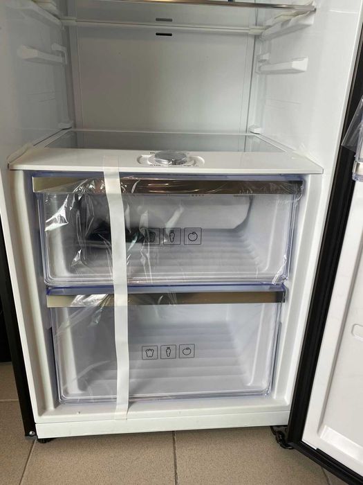 ЧИСТО НОВ Хладилник Samsung RR39M7565B1