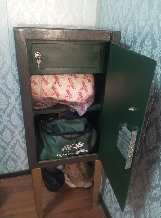 Sef 1.50 x 60 sm qalin materialdan yasalgan holat judda yaxshi