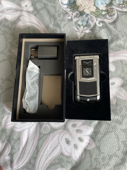Vertu Ayxta V77