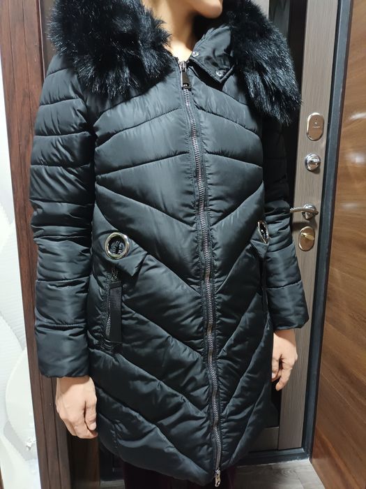 Куртка зимняя чёрного цвета с капюшоном и с мехам размер 46 Л