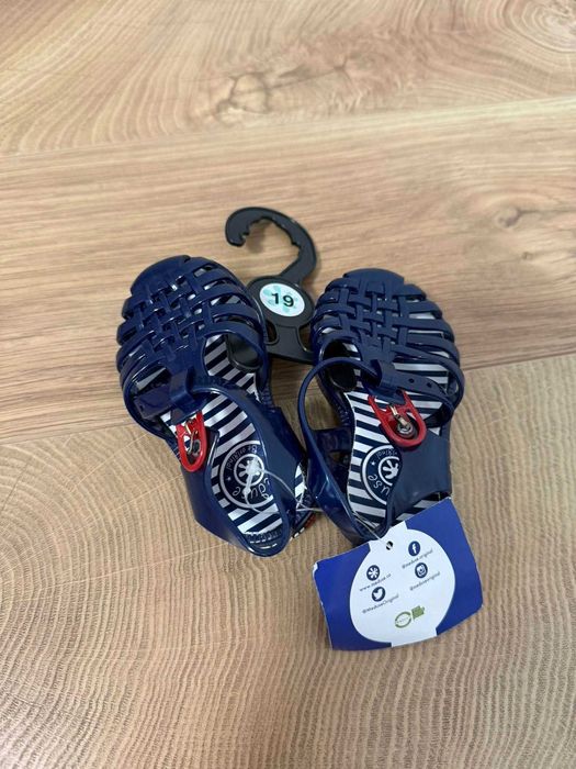 Бебешки обувки нови (размер 16-19)