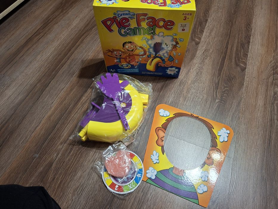Забавна игра Pie Face Game
