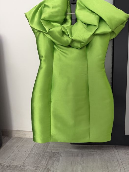 Vând rochiță verde marca Poema, mărimea 38, purtată o singură dată, în stare foarte bună