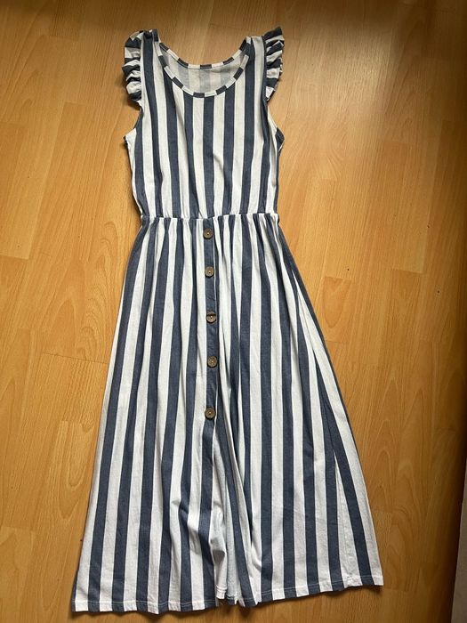 Лятна рокля
Размер:М
Носена само веднъж
Цена:20лв.