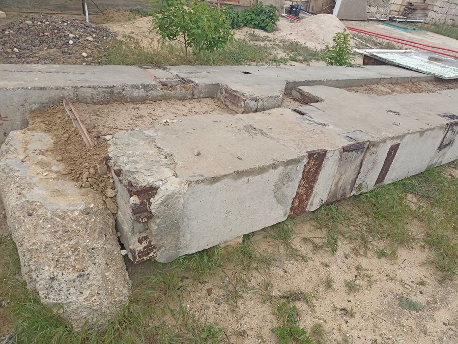 Бетонные блоки, эстакада.