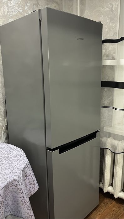 Продам в холодильник Indesit