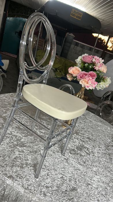 Продаётся стол и стульев