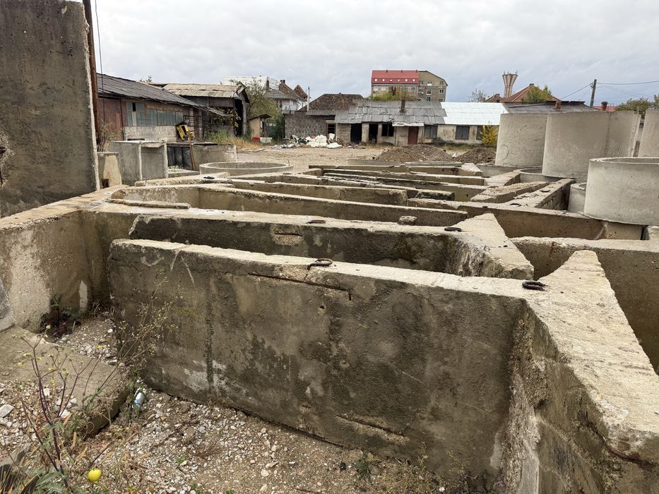 Separatoare din beton armat, – 3-4 m înălțime, talpă 2 m, lățime 1 m