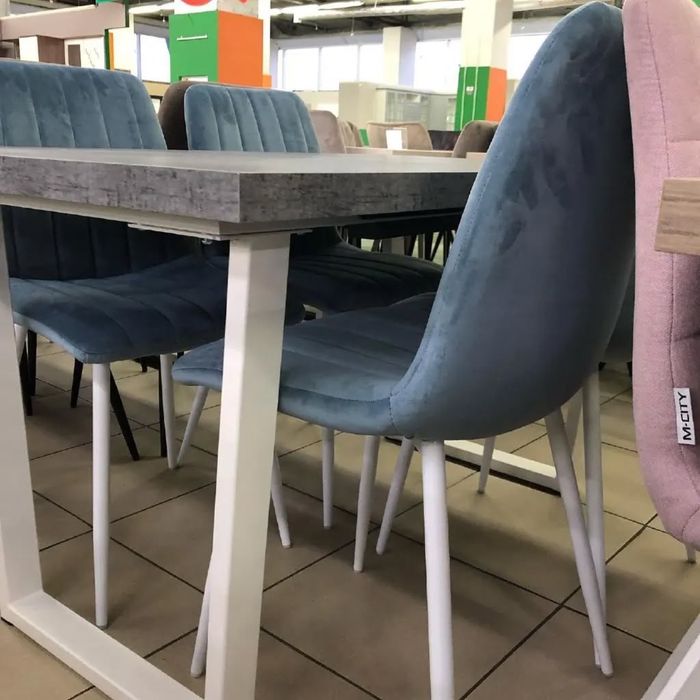 Кухонный стол и стулья