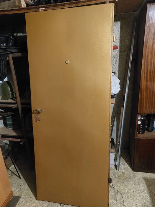 Метална входна врата