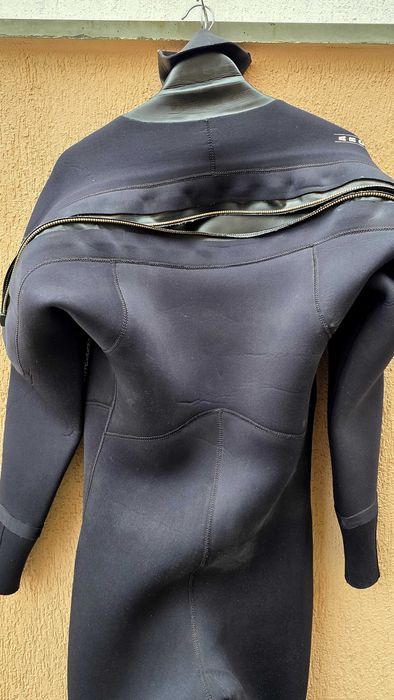 Costum etans de scufundare
