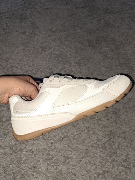 Сникърси велур Oysho