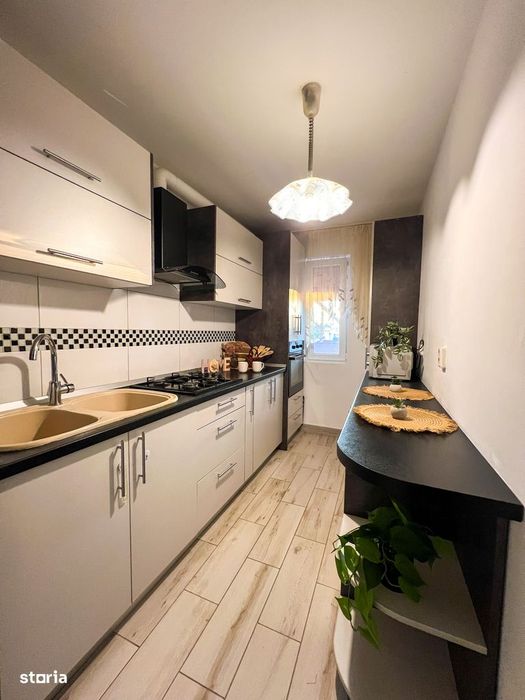 Apartament pe 2 nivele, 4 camere, parcare, str Sesul de sus