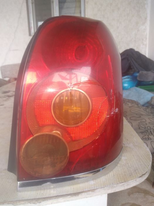 Задний правый  фонарь авенсис
