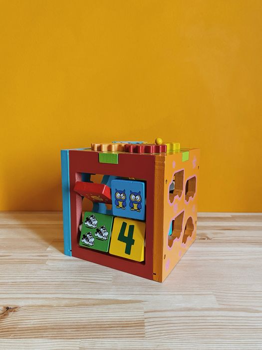 Дървен занимателен куб сортер