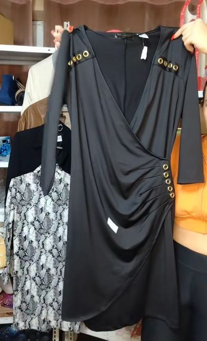 Rochii de ocazie măsura m și L. Și bluze xl.