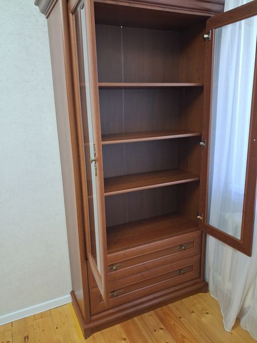 Сервант ( витрина)