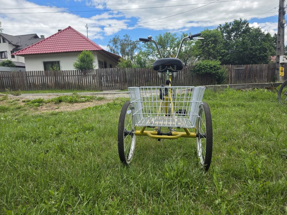 Vând  bicicletă cu trei roți
