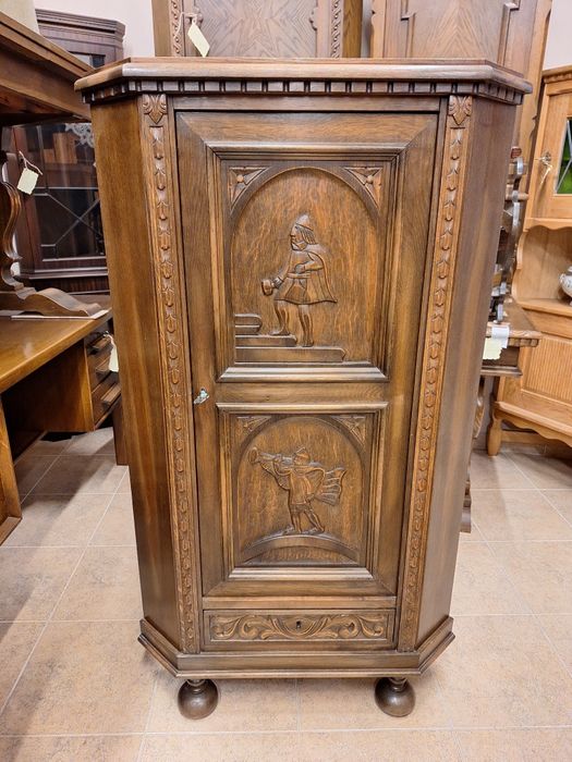 Винтидж ъглов шкаф с богата дърворезба