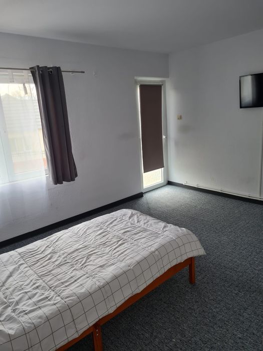 2 cladiri,Autorizat ISU,18 camere, pretabil camin de batrani/pensiune