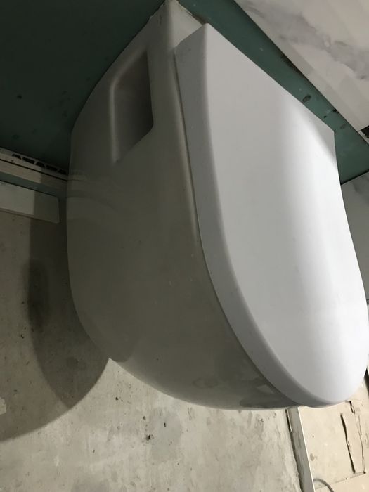 Продавам тоалетна чиния за вграждане с биде и капак