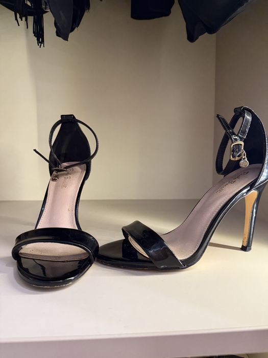 Черни лачени сандали на висок ток