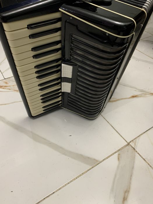 Acordion ca nou al dau ca meam loat altul mai nou pretul este negocebi