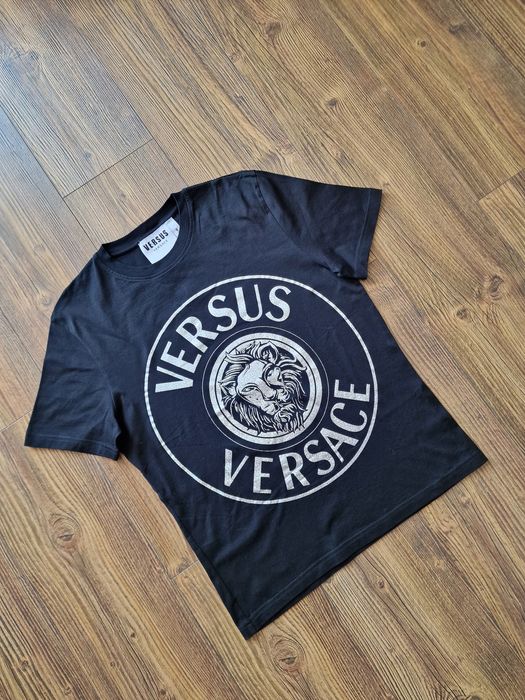 Страхотна мъжка тениска VERSUS VERSACE  размер M