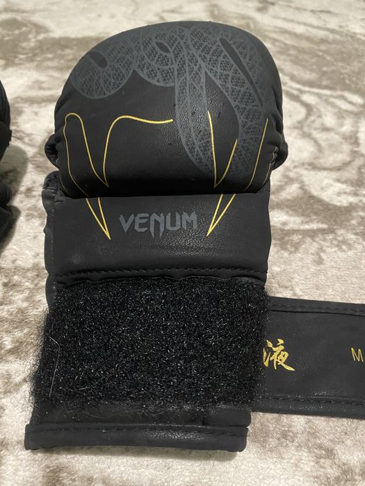 MMA РЪКАВИЦИ - Venum - Serpenti MMA Sparring Gloves - Black/Silver/Gold