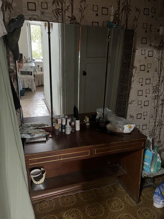 Трюмо с зеркалами и с двумя отсеками