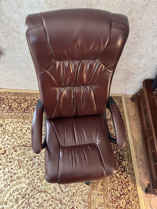 Офисное кресло руководителя