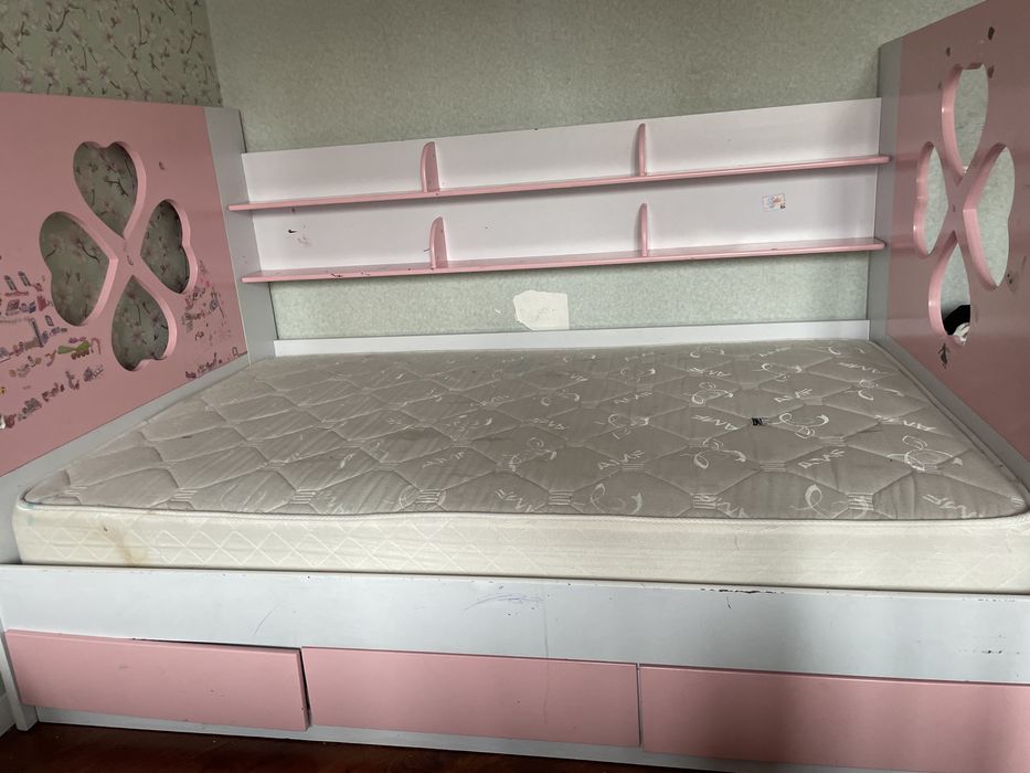 Детский кровать для девочек в плохом состаянии