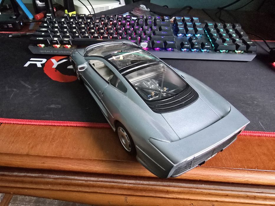 Macheta Jaguar XJ220 1:18