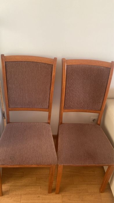 стол из дерево со стульями