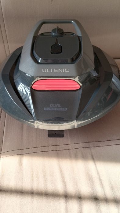 Робот за почистване на басейн