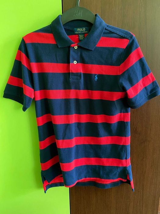 De vânzare tricouri pentru adolescenți