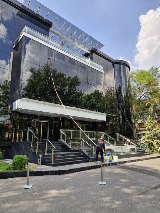 Teleskop shtangalar, fasad va quyosh panellarini yuvish uchun texnika