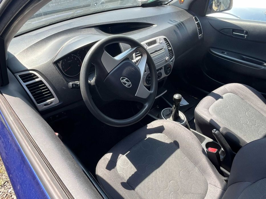 Dezmembrez Hyundai I20 1,2 benzina albastru 2009