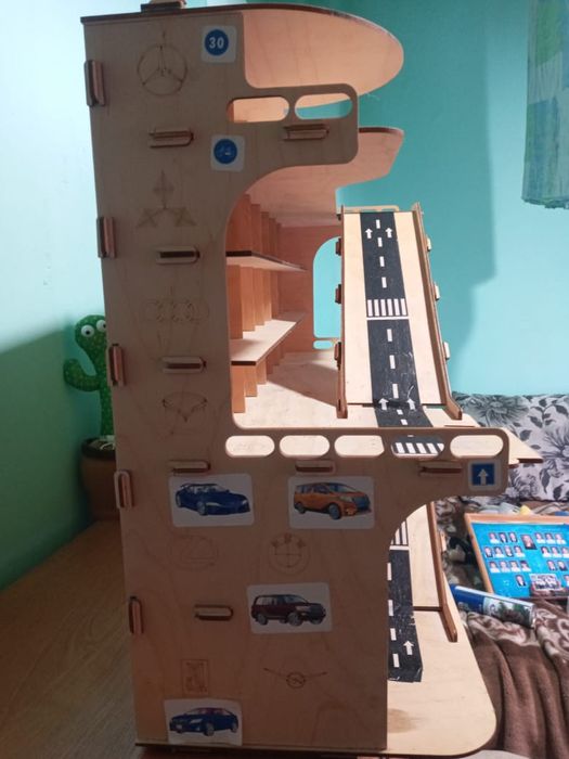 Продам парковку детскую